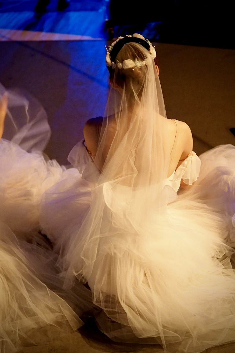 Descubre los Vestidos de Novia con Detalles de Plumas y Brillo