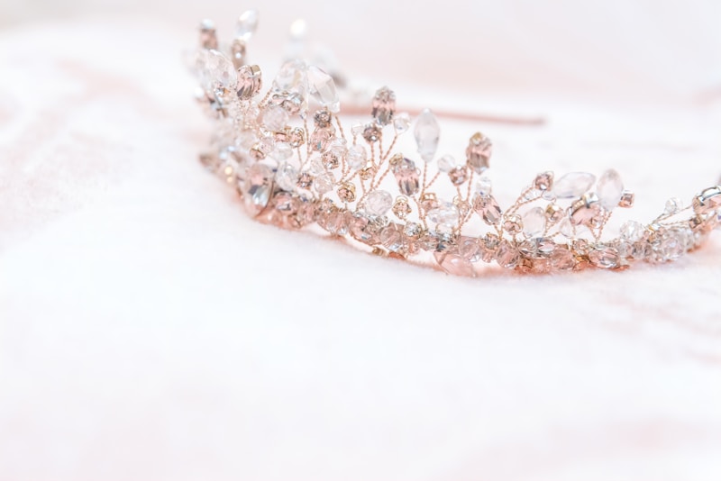 Guía Completa: Tipos de Tiaras y Diademas para la Novia