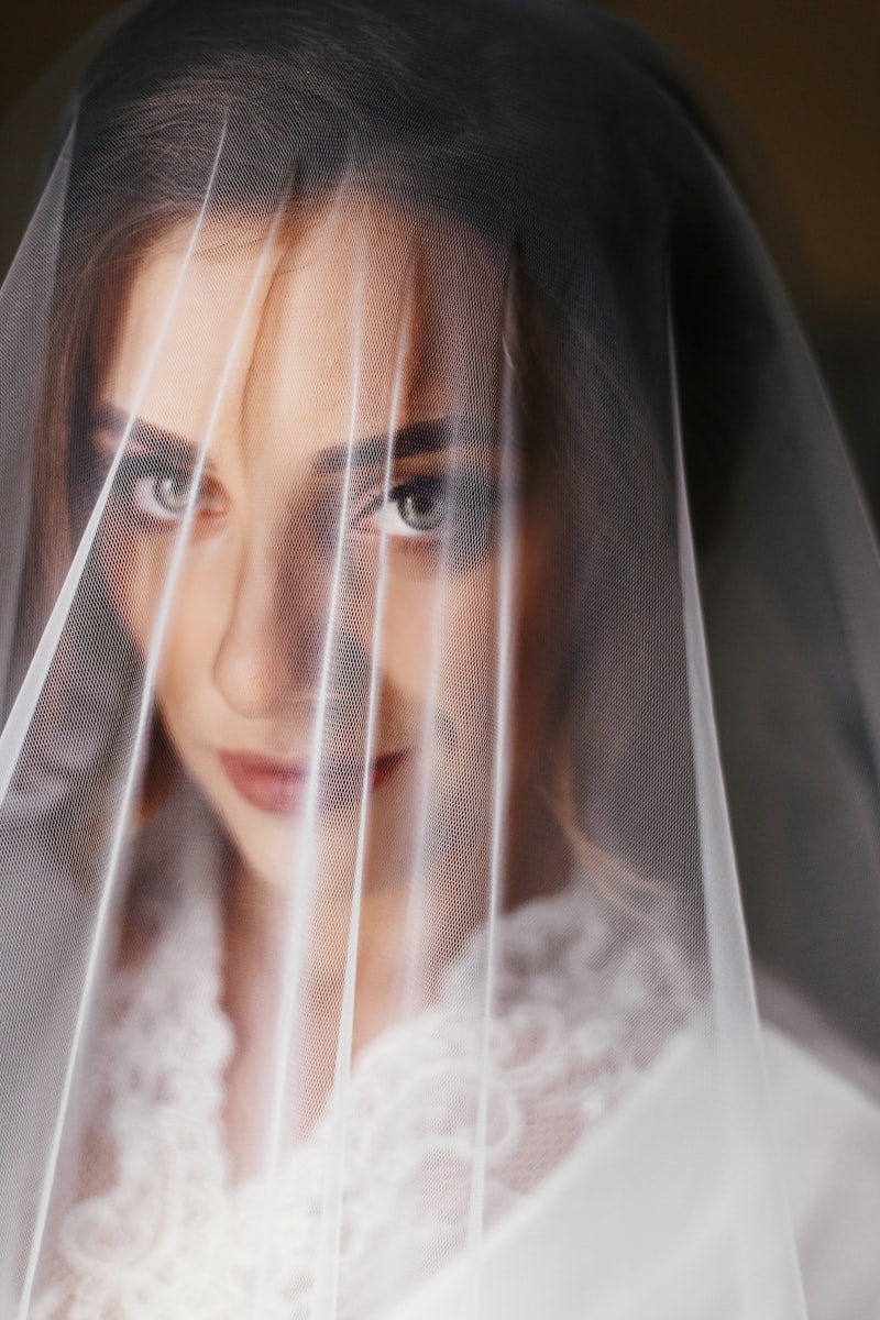 La conexión emocional con el vestido de bodas: Un viaje hacia el corazón del amor